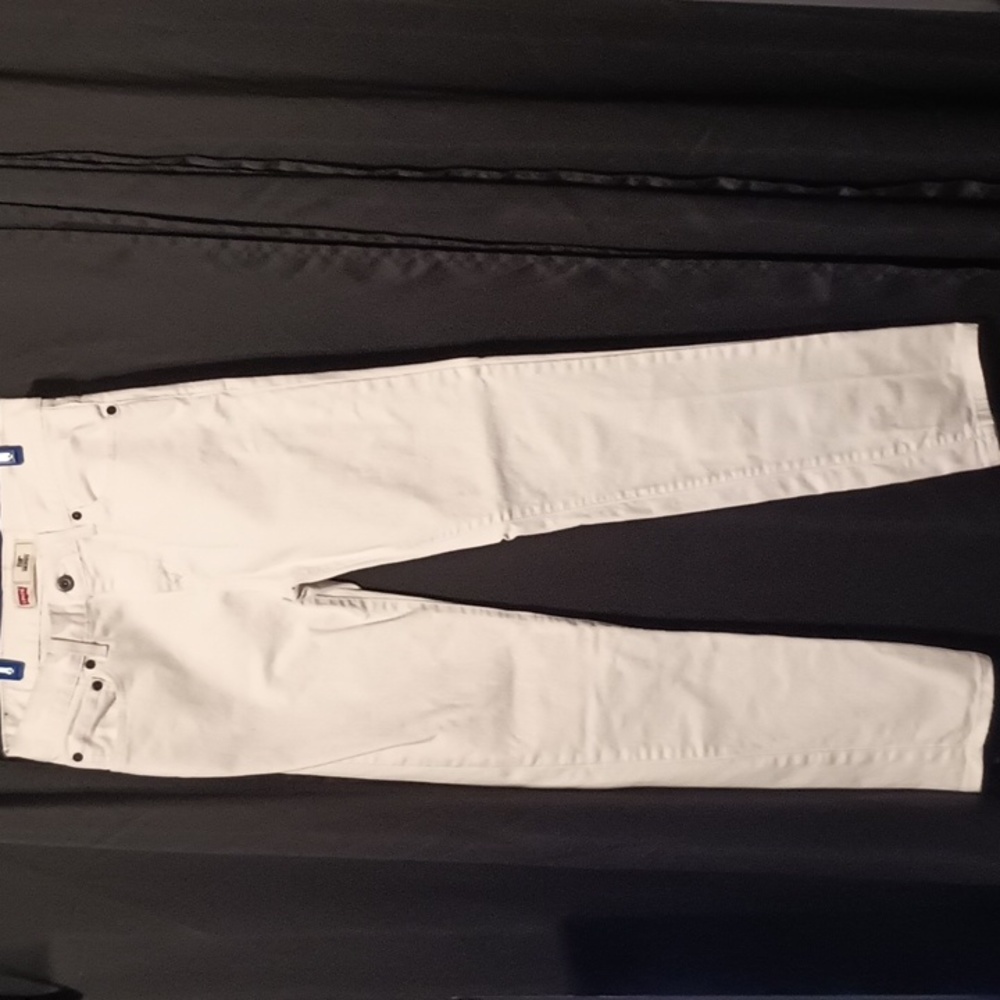 White Levi 510 skinny jeans.